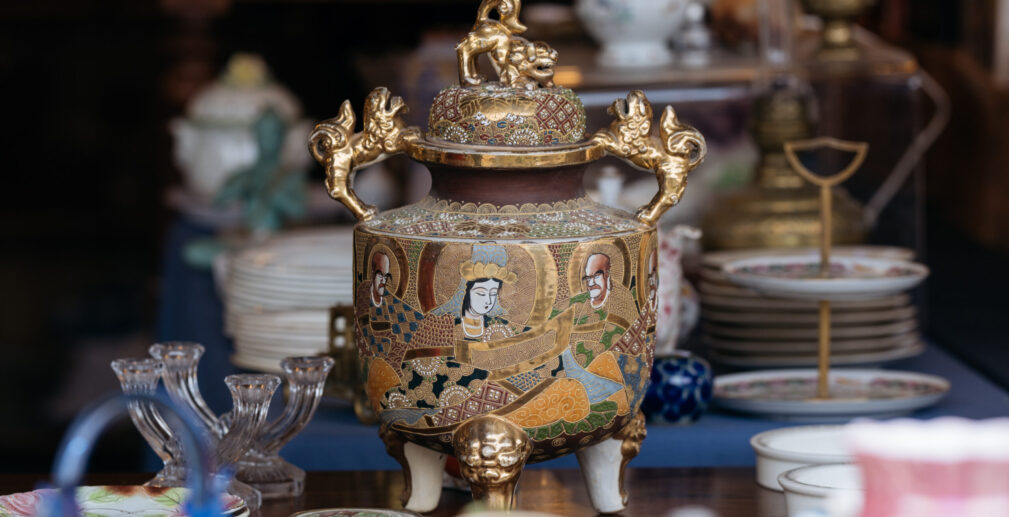 Antique dishes at a flea market. Antique dishes at a flea market.