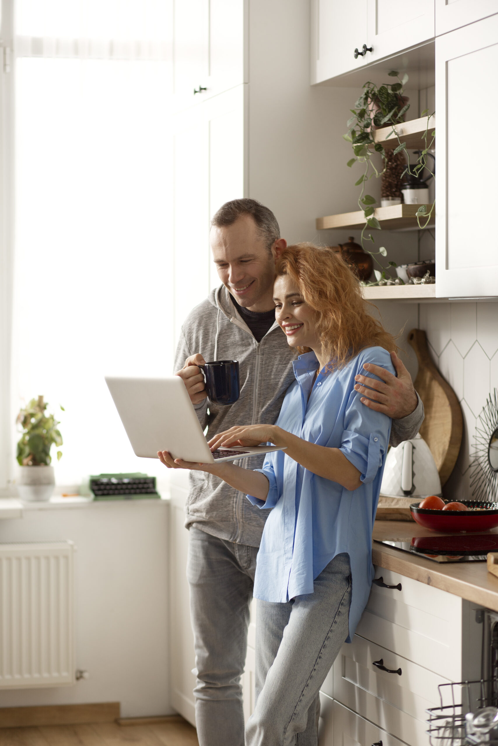 couple-profitant-de-temps-de-qualite-a-la-maison